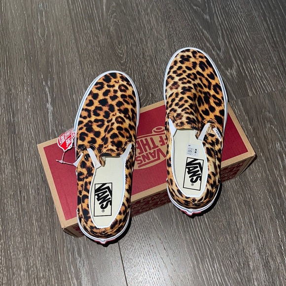 Classic Slip-On Vans in Leopard 🐆 NEW - Picture 4 of 17